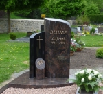 D-geschwungene Stele